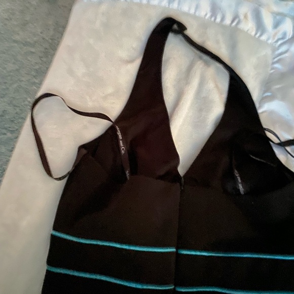 Backless gown - Picture 3 of 3